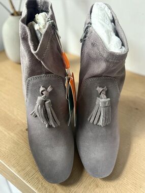 New in Box with Tags Sporto Samantha boots wth Tassel, 8M